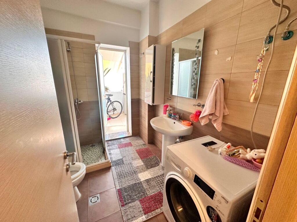 Jepet me qera Apartament 2+1 tek 21 Dhjetori