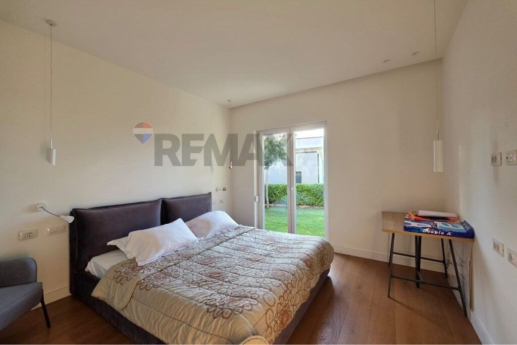 Apartament 3+1 me oborr per qira te Long Hill !