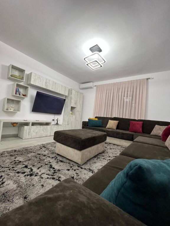 Splendido appartamento 2+1 in affitto in via Elbasani, vicino all'incrocio.