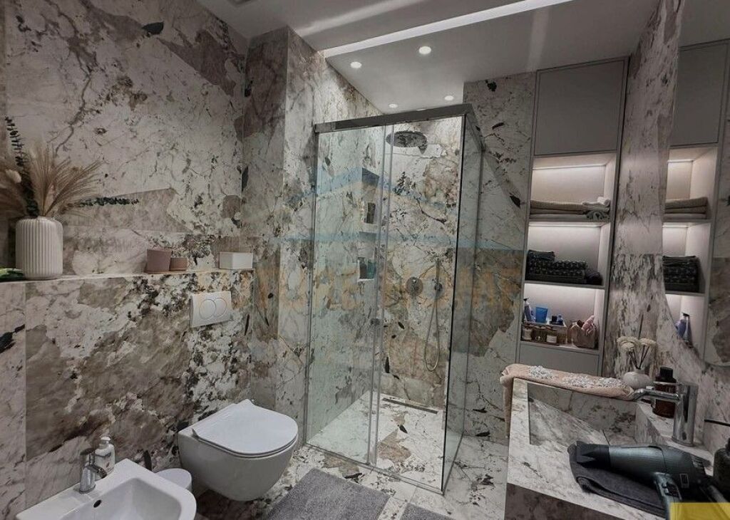 Shitet, Apartament 2+1+ Post Parkimi, Residenca "Oasis", Unaza e Re