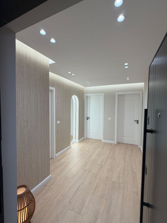 Shitet apartment 1+1 pranë Liqenit të Tiranës(rruga Bilal Xhaferri)
