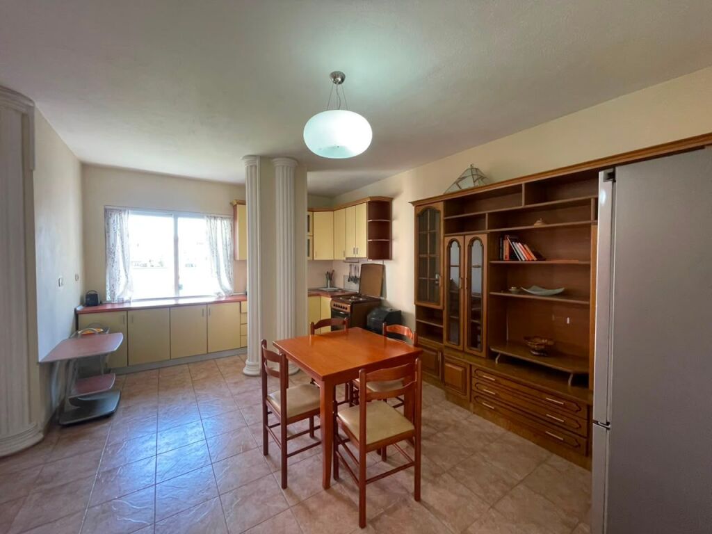Apartament 1+1 per qira tek Komuna e Parisit.