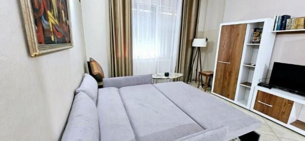 Jepet Apartament 1+1 me qera Tek Rruga Kavajes ne Hyrje te Bllokut te Ambasadave  ID 5311