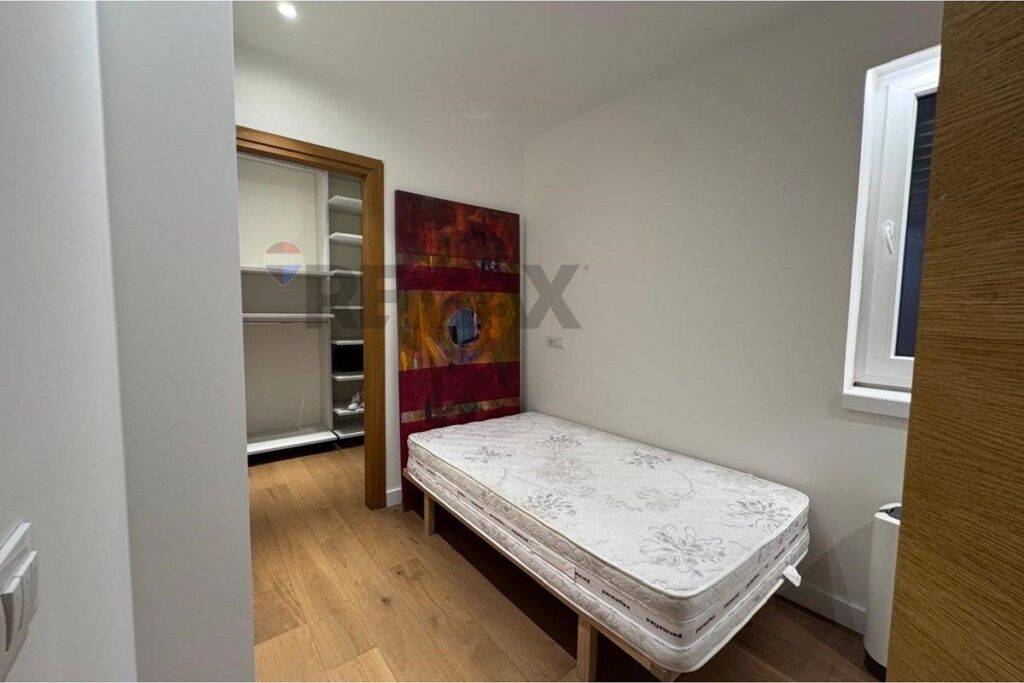 Apartament 3+1 me oborr per qira te Long Hill !