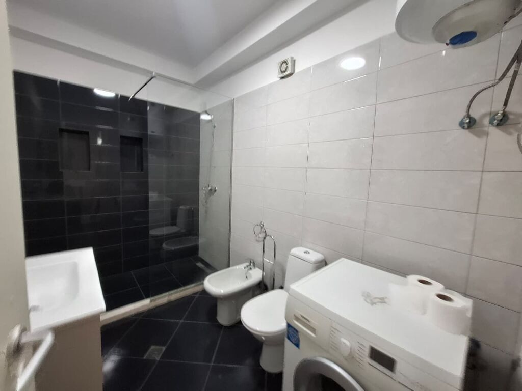 # 🏠IN AFFITTO: 1+1 📍Centro (Facoltà di Scienze Naturali) - 55.000 Lek/Mese - Edificio Nuovo - 3° Piano - 75m² || 10 Min dal Centro🚀