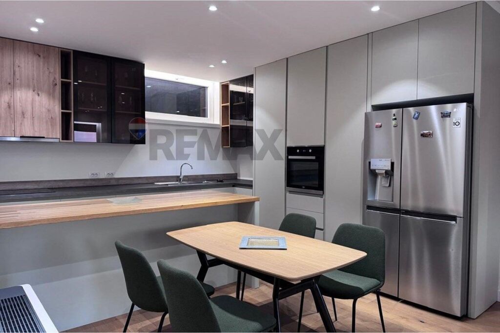 Apartament 3+1 me oborr per qira te Long Hill !