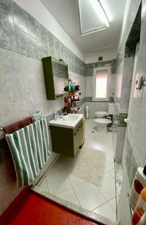 🏢Ne zonen e Ali Demit,jepet me qera apartament 2+1,i mobiluar.60,000Leke