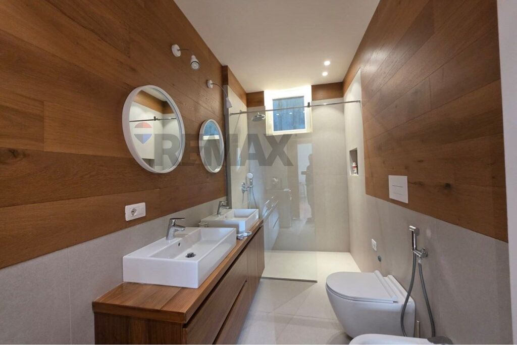 Apartament 3+1 me oborr per qira te Long Hill !