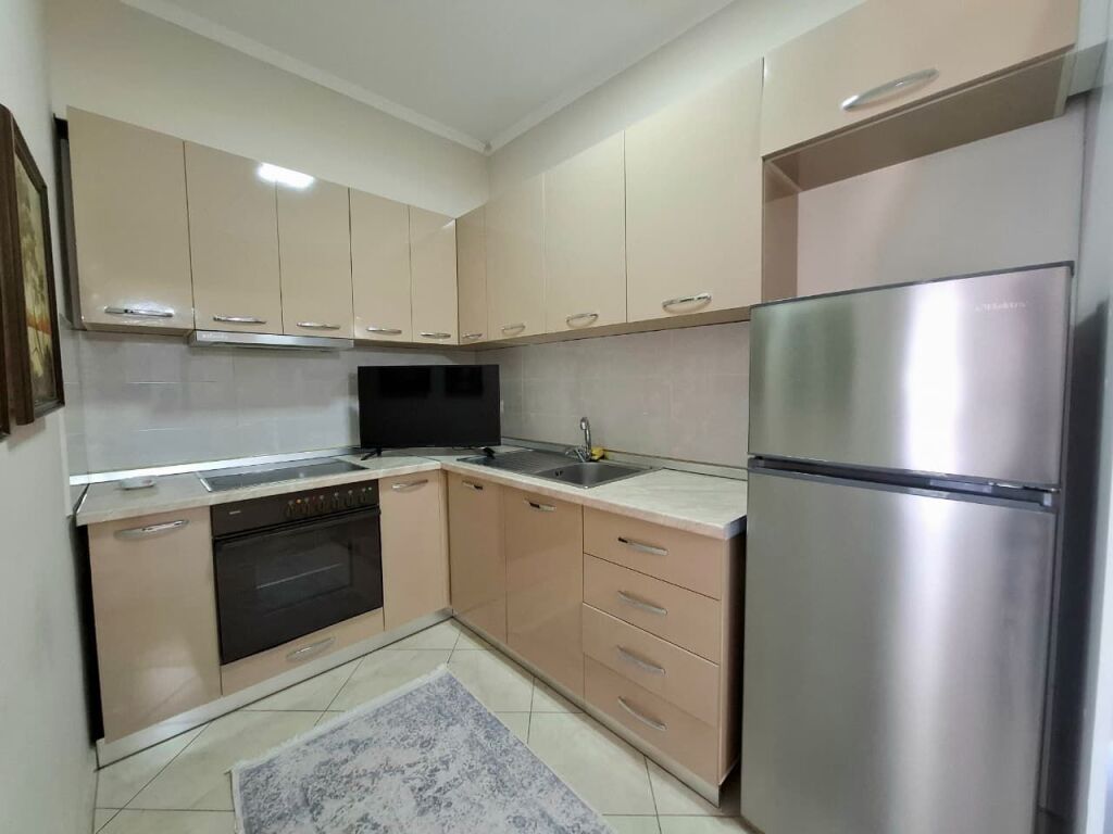 # 🏠IN AFFITTO: 1+1 📍Centro (Facoltà di Scienze Naturali) - 55.000 Lek/Mese - Edificio Nuovo - 3° Piano - 75m² || 10 Min dal Centro🚀