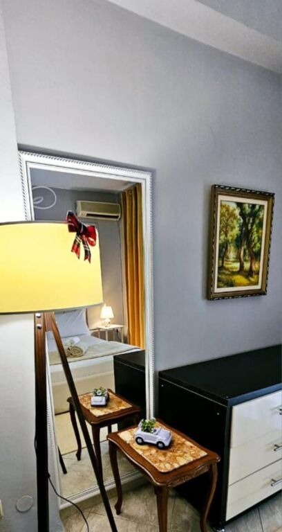 Jepet Apartament 1+1 me qera Tek Rruga Kavajes ne Hyrje te Bllokut te Ambasadave  ID 5311