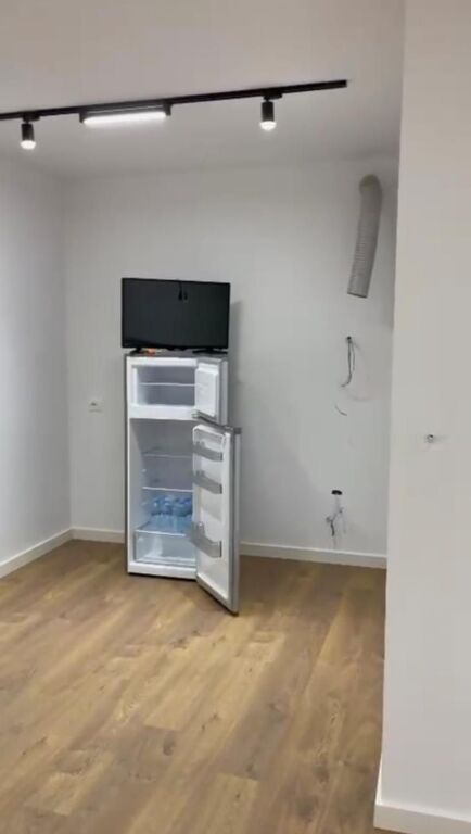 Jepet me qera Ambient Biznesi 1+1 pranë Air Albania, Rruga Dervish Hima    ID 5310