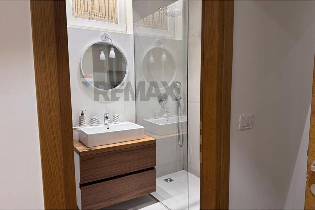 Apartament 3+1 me oborr per qira te Long Hill !