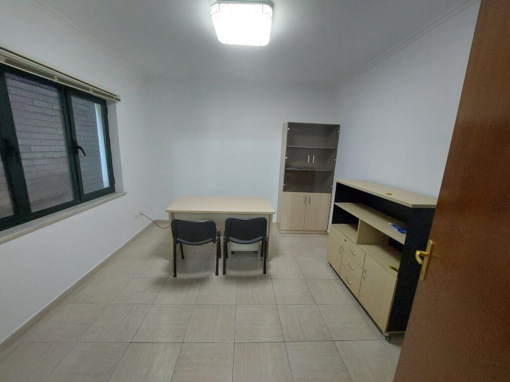 Jepet  me qera apartament  per zyre  Prane Presidences  