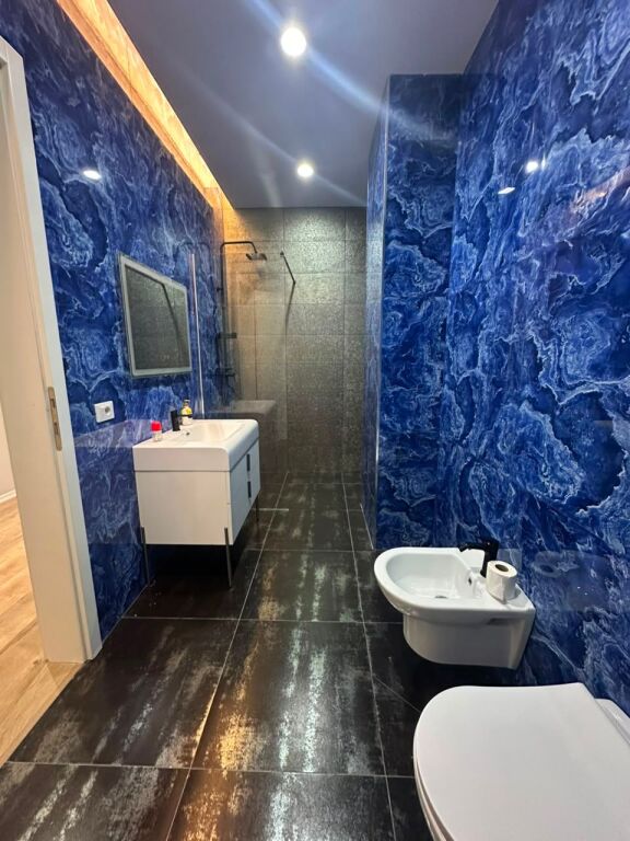 Shitet apartament 2+1+2  + 2 poste parkimi te Liqeni Thate