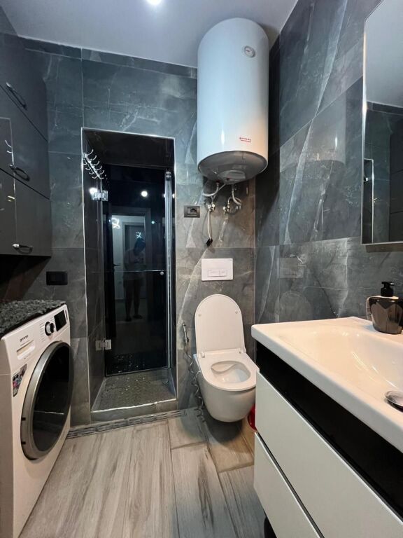Splendido appartamento 2+1 in affitto in via Elbasani, vicino all'incrocio.