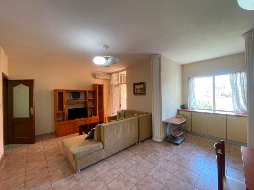 Apartament 1+1 per qira tek Komuna e Parisit.
