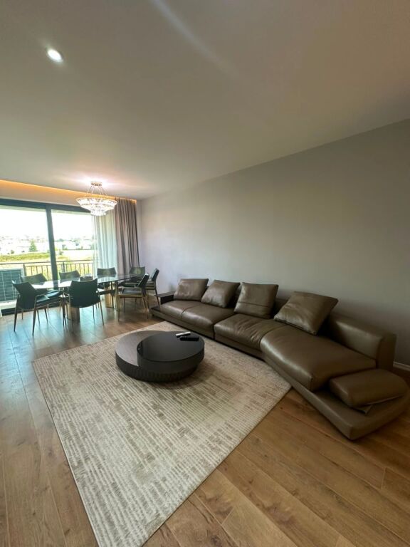 Shitet apartament 2+1+2  + 2 poste parkimi te Liqeni Thate