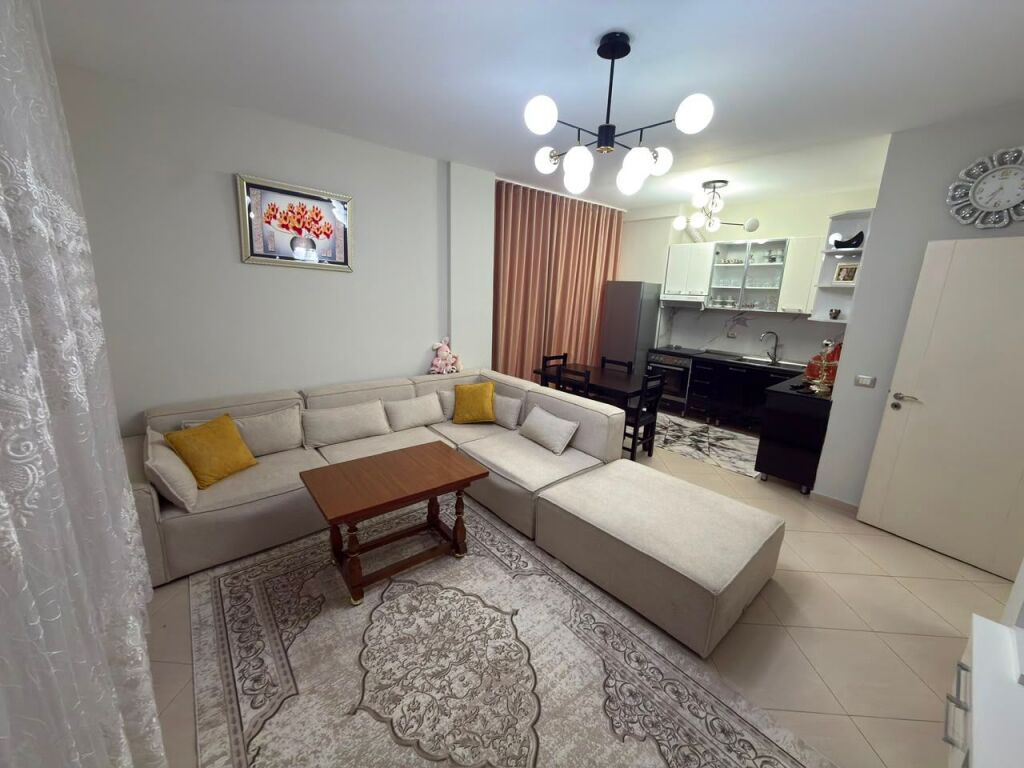 Shitet apartament 1+1 tek Liqeni i Thate , prane Hotel Radisson .