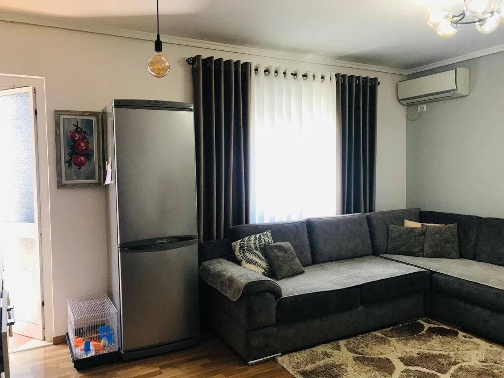 🏢Prane Ish“Restorant Durresit, jepet me qera apartament 2+1,i mobiluar. 55,000Leke
