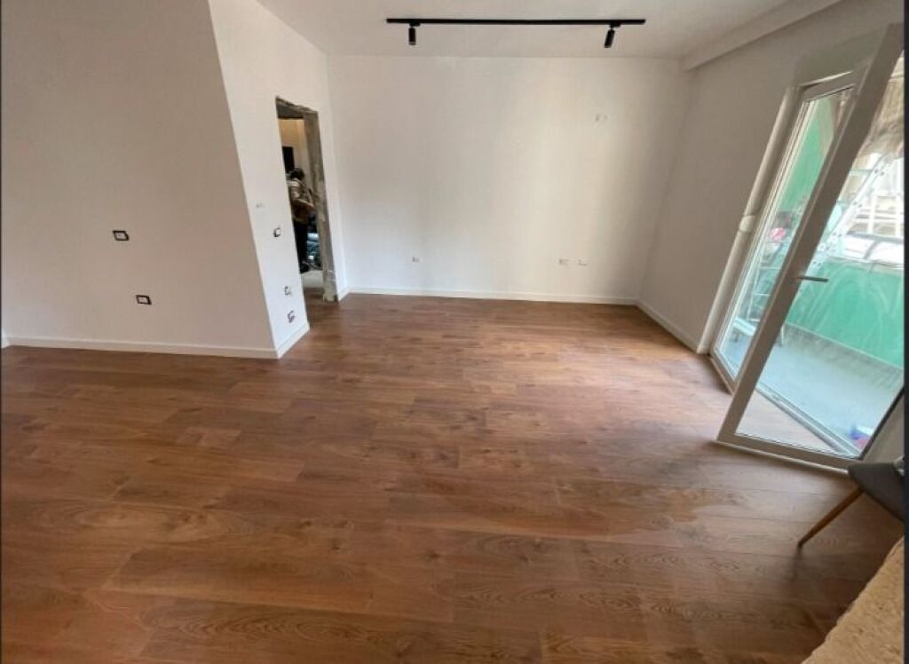 Jepet me qera Ambient Biznesi 1+1 pranë Air Albania, Rruga Dervish Hima    ID 5310