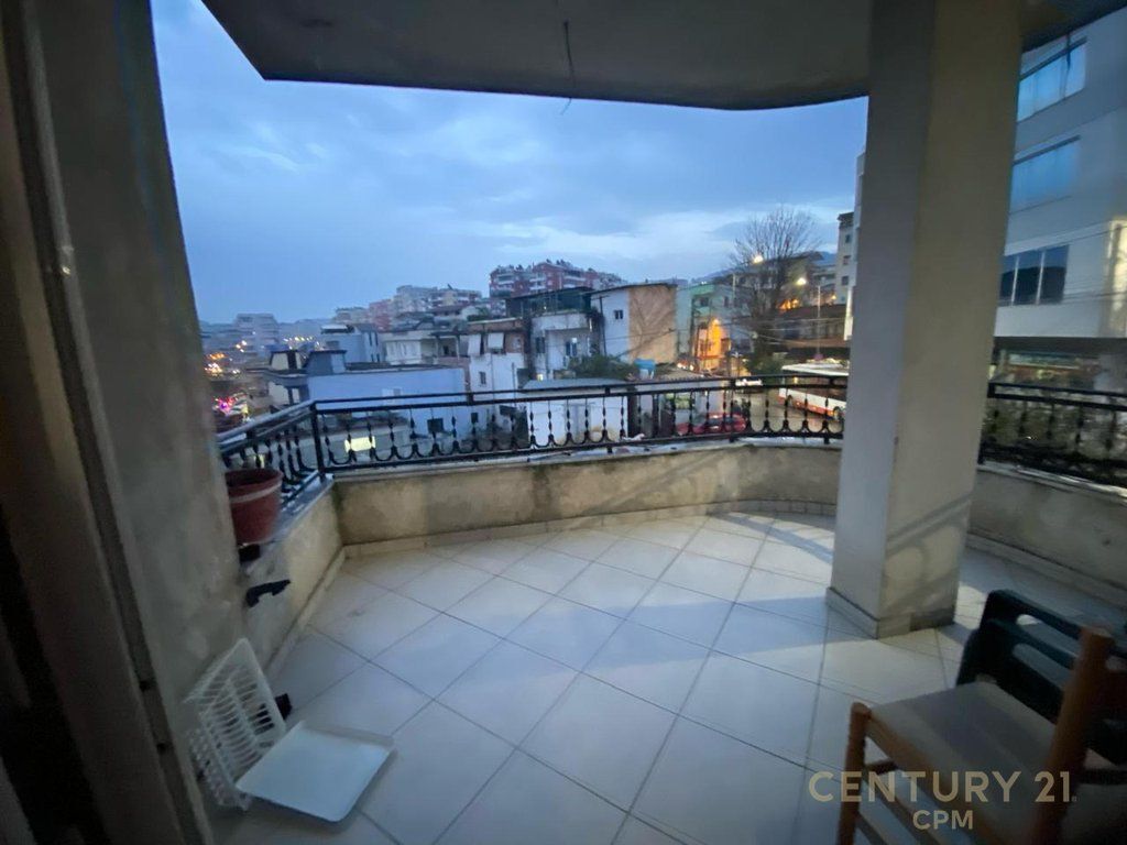 UNIV MARIN BARLETI JAPIM ME QIRA VILE PER BANIM OSE BIZNES 3+1+OBORR 600 € /Muaj