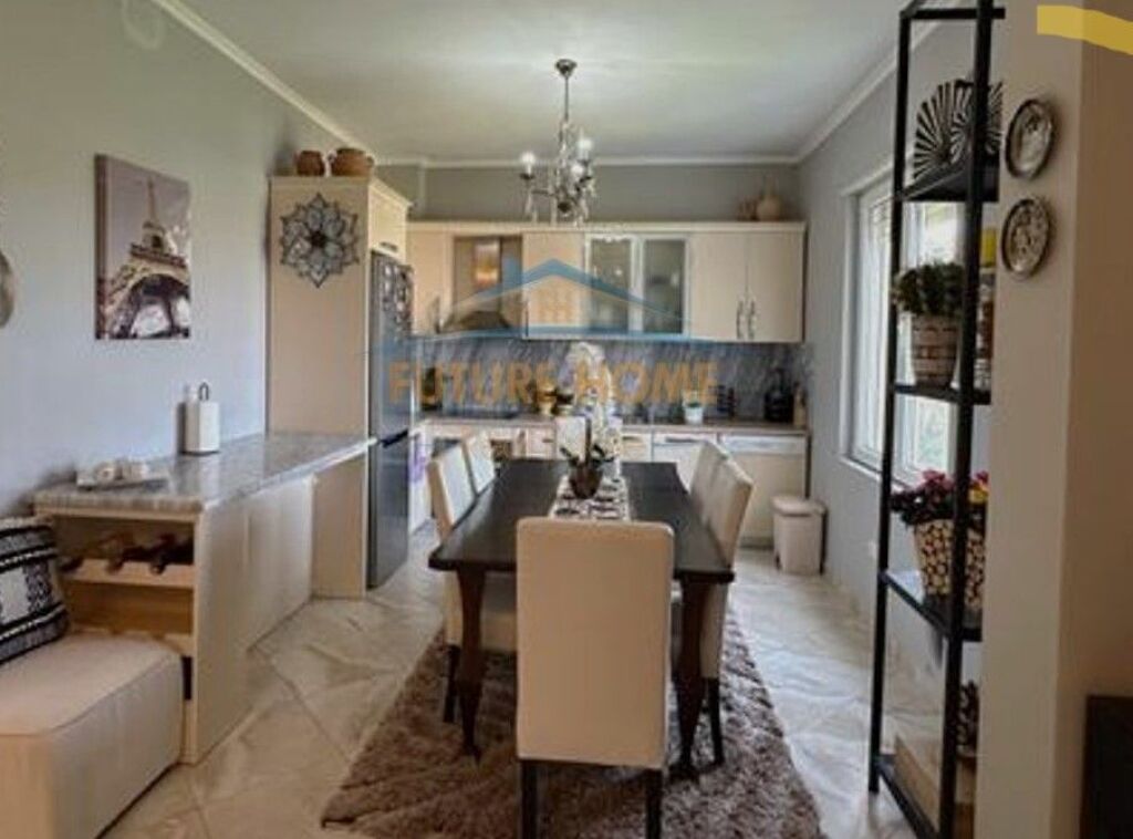 Qera, Apartament 2+1+2+ Garazh, Kopshti Botanik, Tiranë