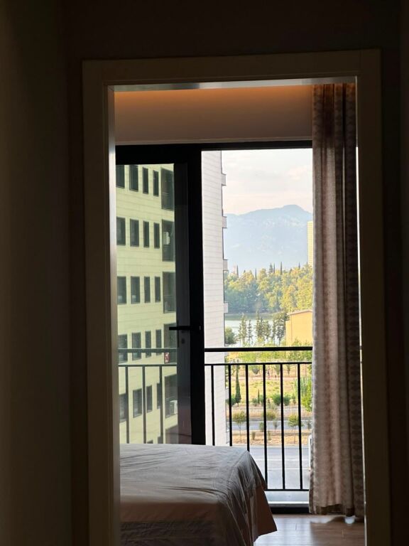 Shitet apartament 2+1+2  + 2 poste parkimi te Liqeni Thate