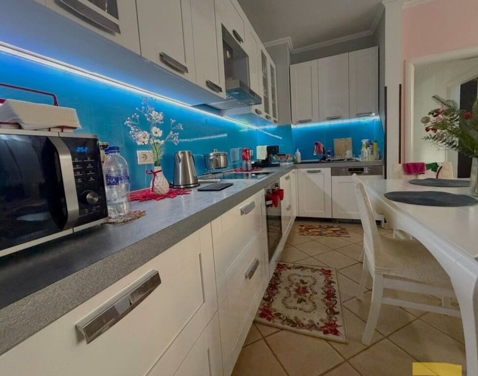 Shitet, Apartament 3+1+2, Rruga Sami Frashëri , Blloku , Tiranë