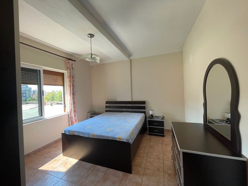 Apartament 1+1 per qira tek Komuna e Parisit.