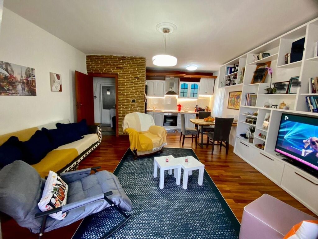 🏢Ne zonen e Ali Demit,jepet me qera apartament 2+1,i mobiluar.60,000Leke