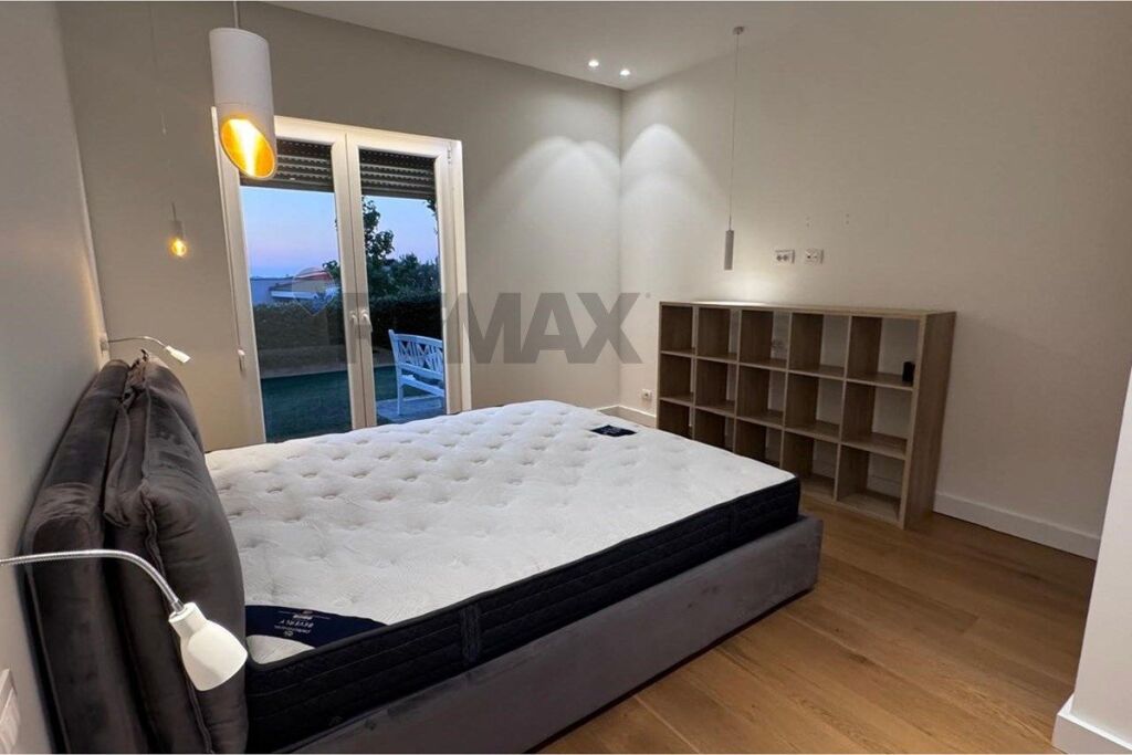 Apartament 3+1 me oborr per qira te Long Hill !