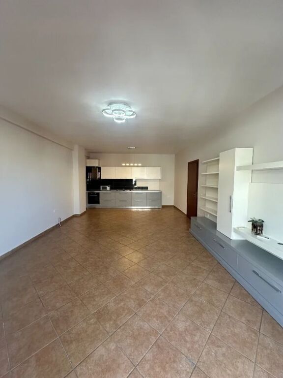 Shitet apartament 2+1 ne Yzberisht , Rruga Thoma Koxhaj , Misto Mame , Pallatet Cabej , Astir .