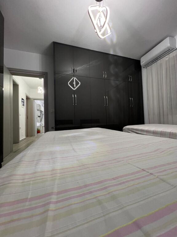 Splendido appartamento 2+1 in affitto in via Elbasani, vicino all'incrocio.