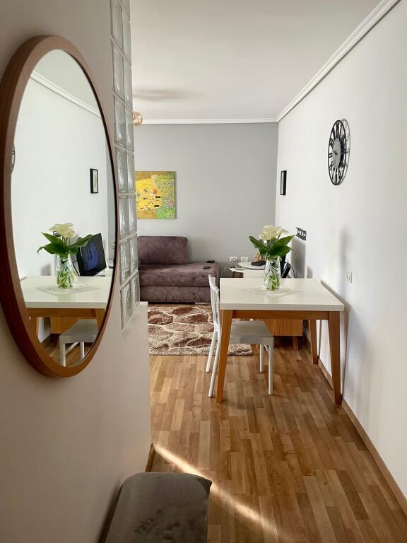 🏢Prane Ish“Restorant Durresit, jepet me qera apartament 2+1,i mobiluar. 55,000Leke
