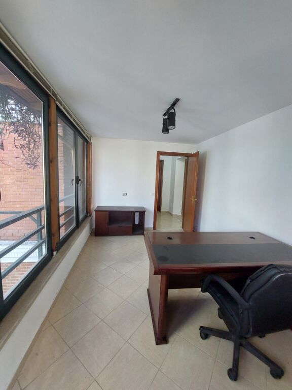Jepet  me qera apartament  per zyre  Prane Presidences  
