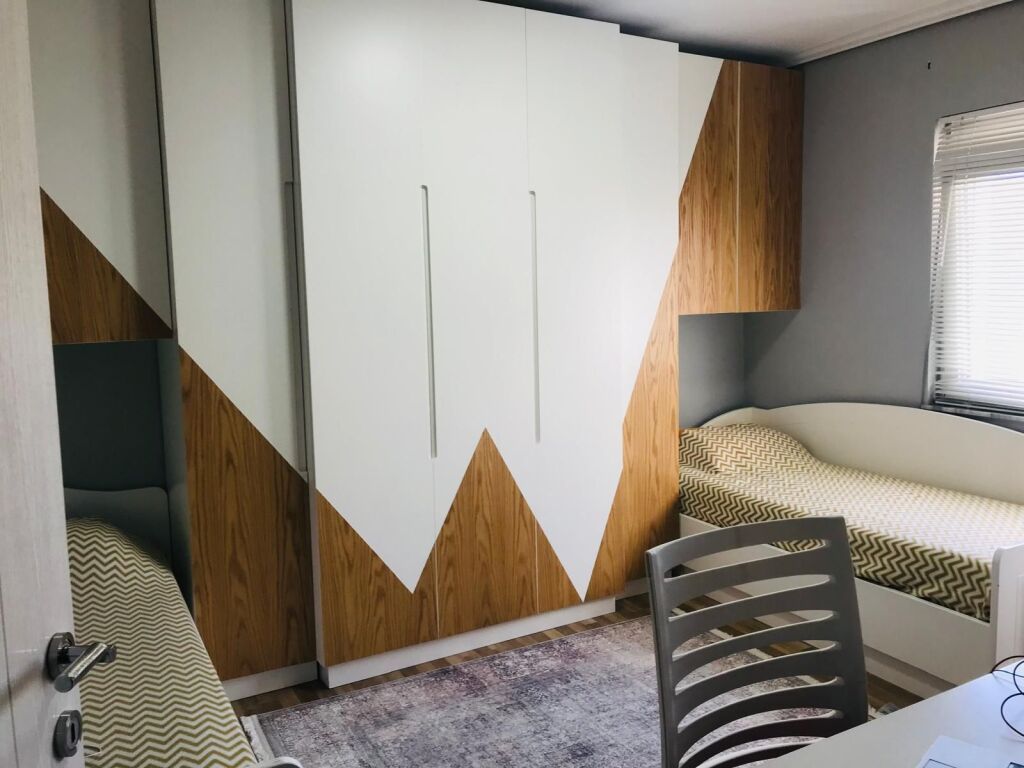 🏢Prane Ish“Restorant Durresit, jepet me qera apartament 2+1,i mobiluar. 55,000Leke
