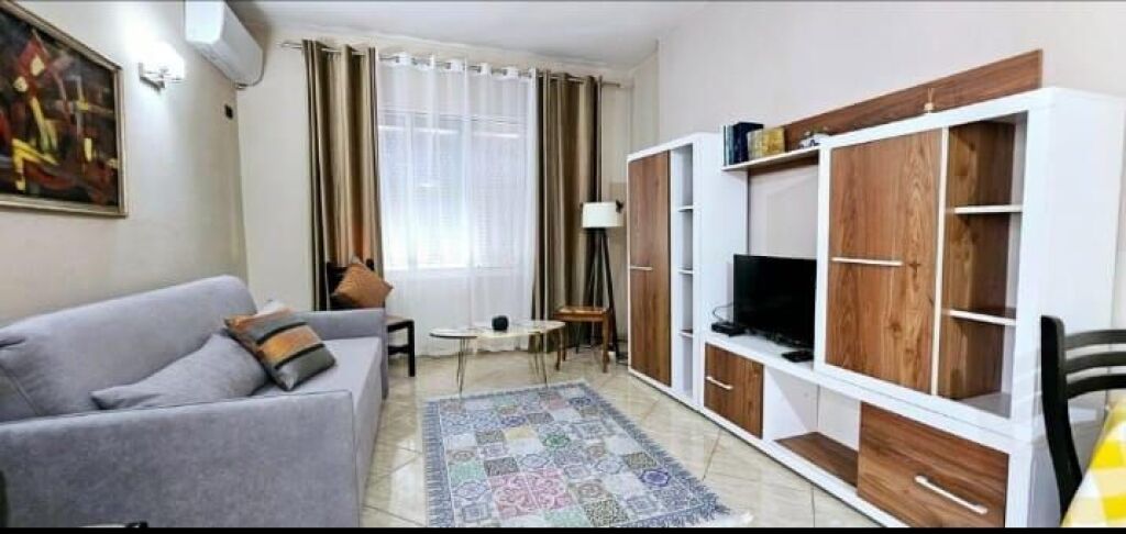 Jepet Apartament 1+1 me qera Tek Rruga Kavajes ne Hyrje te Bllokut te Ambasadave  ID 5311