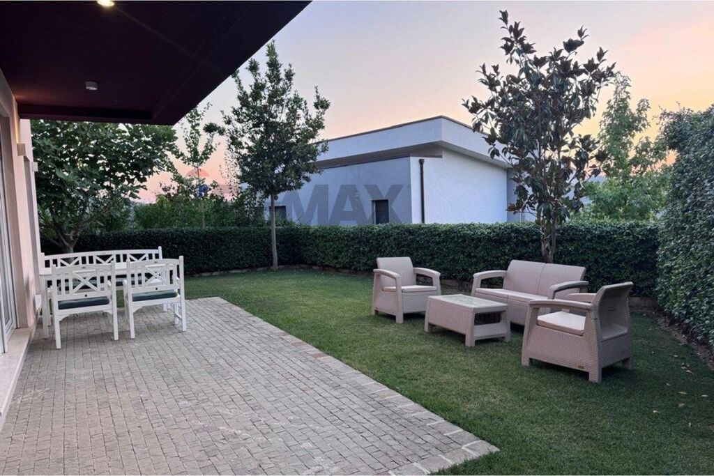 Apartament 3+1 me oborr per qira te Long Hill !