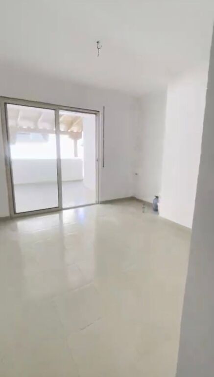 Shitet Apartament 2+1+2 +Verande te Ish Urt Durres