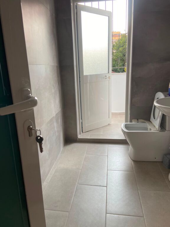🏢Qender,prane Cirkut te Tiranes jepet me qera apartament1+1,i mobiluar.65,000Leke
