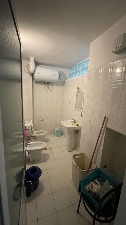 Affittasi 2+1 a Brryli edificio esistente arredato 50000 lek