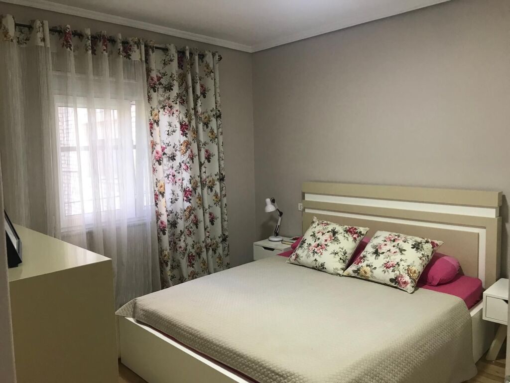 🏢Prane Ish“Restorant Durresit, jepet me qera apartament 2+1,i mobiluar. 55,000Leke
