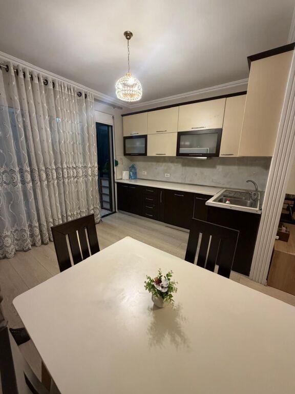 Shitje | Apartament 2 + 1 | Rruga 5 Maji | 190000 €
