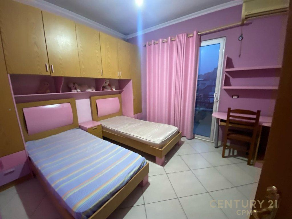 UNIV MARIN BARLETI JAPIM ME QIRA VILE PER BANIM OSE BIZNES 3+1+OBORR 600 € /Muaj