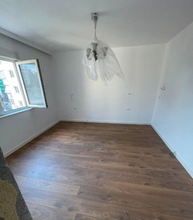 Jepet me qera Ambient Biznesi 1+1 pranë Air Albania, Rruga Dervish Hima    ID 5310