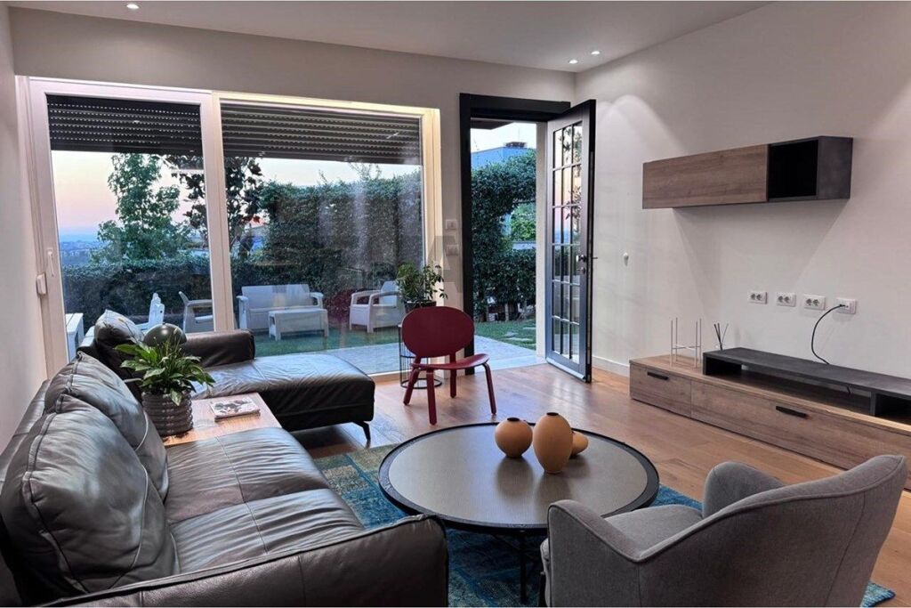 Apartament 3+1 me oborr per qira te Long Hill !