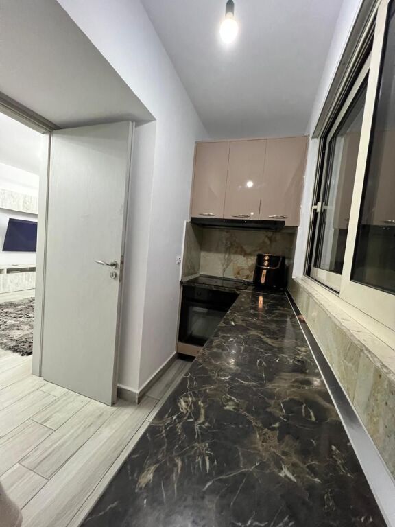 Splendido appartamento 2+1 in affitto in via Elbasani, vicino all'incrocio.
