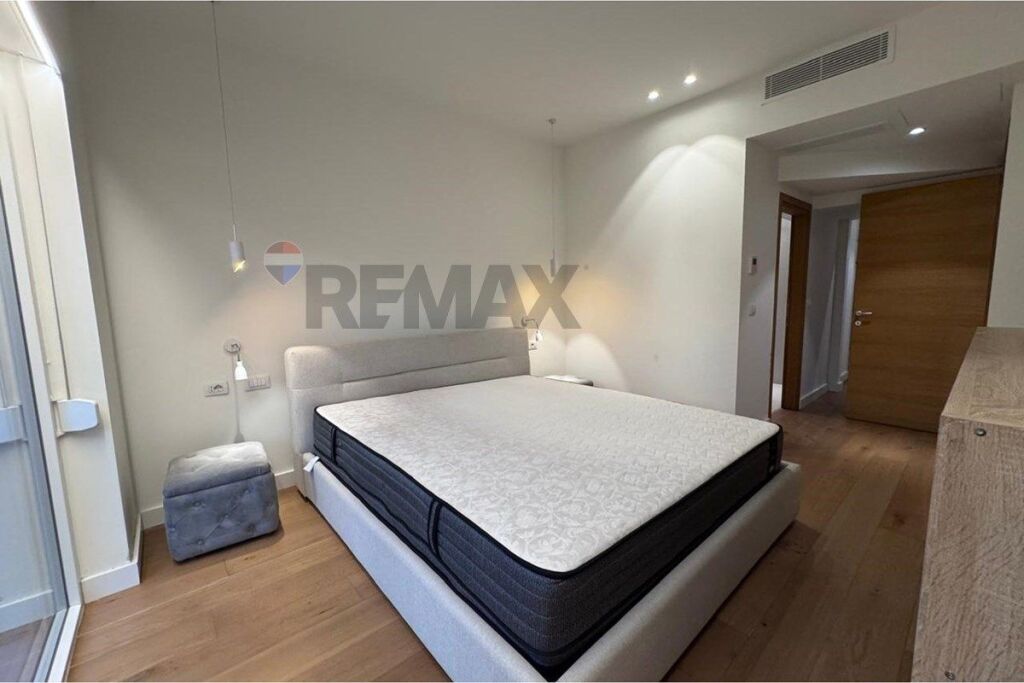 Apartament 3+1 me oborr per qira te Long Hill !