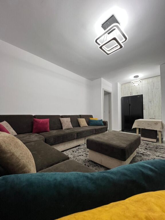 Splendido appartamento 2+1 in affitto in via Elbasani, vicino all'incrocio.