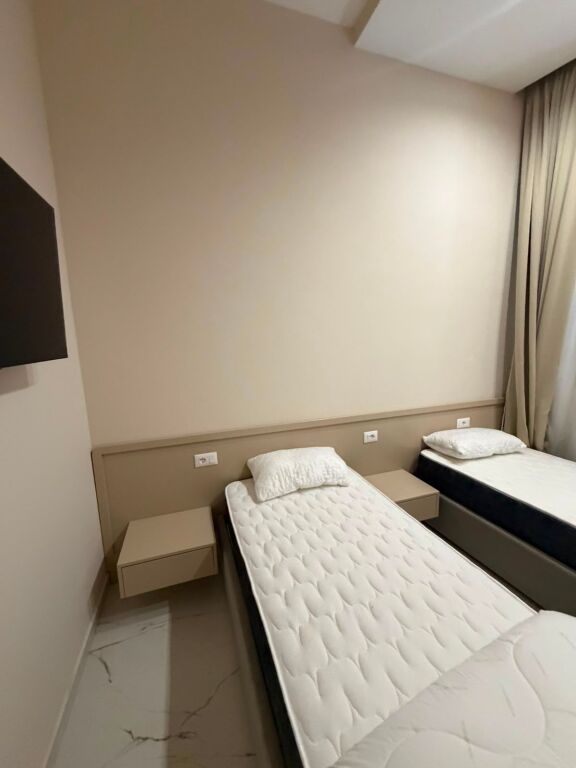 Jepet me qera 2+1 mobiluar te Flora qender 1000 eu kompleksi Donika